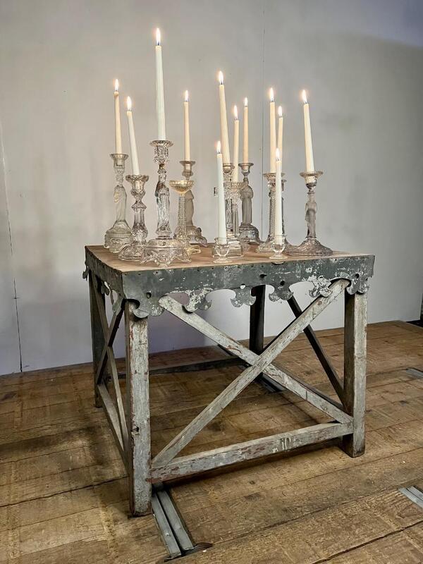 Ancien meuble d’atelier de Sculpture / ensemble de bougeoirs 