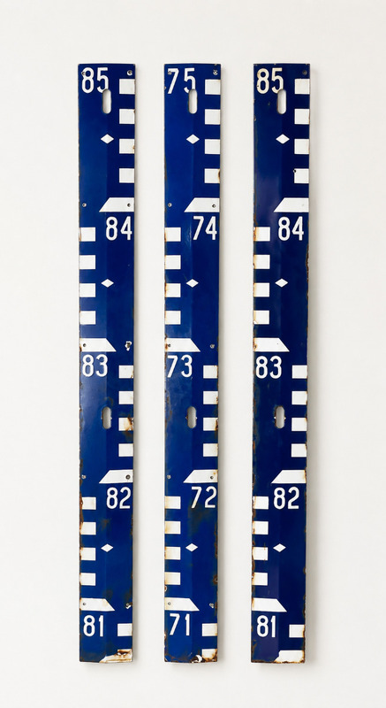Anciennes jauges de niveau d’un lac en provenance d’Afrique du Sud / Plaques émaillée / Enamel