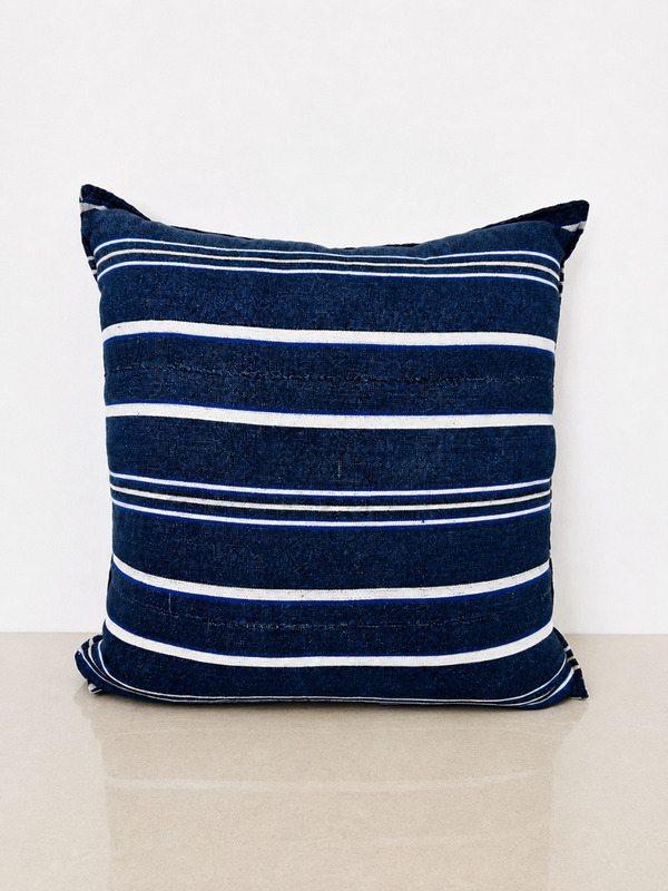 Cushion Indigo West African Textile / Coussin Textile Indigo Afrique de l’Ouest 