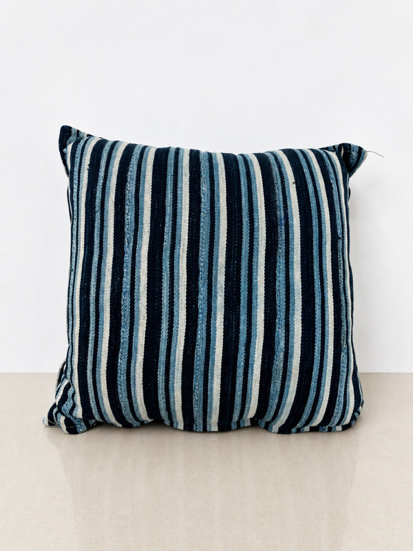 Cushion West African Indigo Textile / Coussin textile Indigo Afrique de l’Ouest 