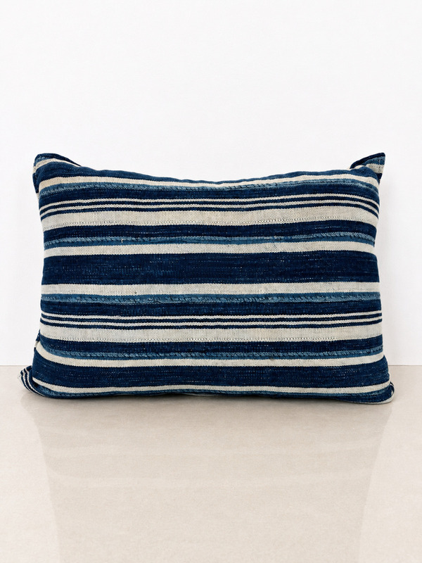 Cushion West African Indigo Textile / Coussin Textile Indigo Afrique de l’ouest