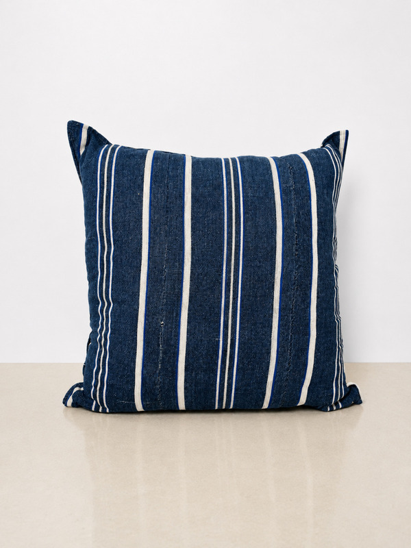 Cushion West African textile Indigo / Coussin Textile Indigo Afrique de l’Ouest 