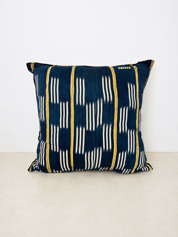 Cushion West African textile Indigo / Coussin tissu Indigo Afrique de l’Ouest