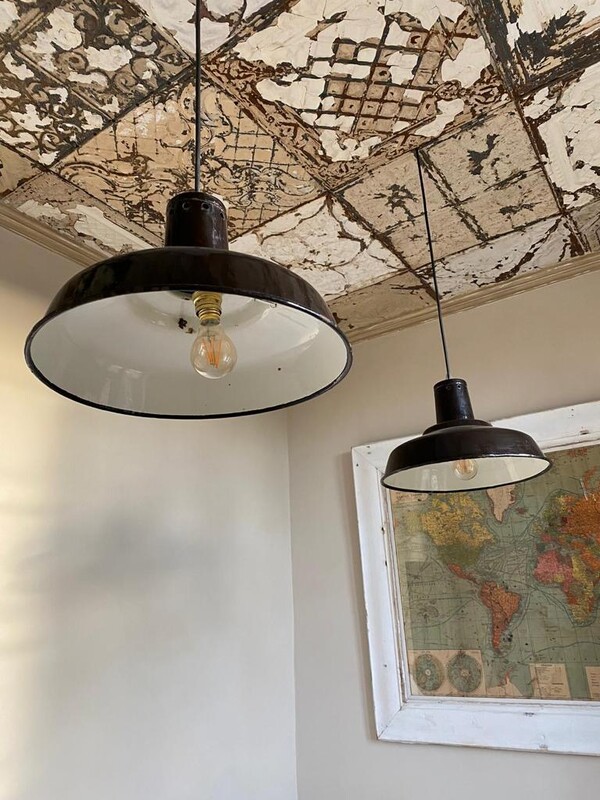 La métairie de Montjgeard Cadre Bois patine d'origine avec ancienne carte scolaire . Plafond Plaques Victoriennes anciennes 