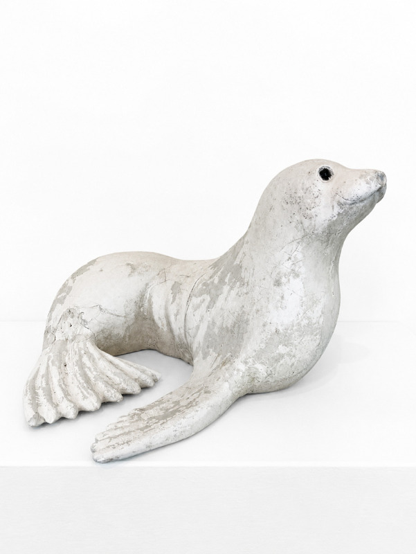 Otarie en plâtre avec sa patine d’origine / An old plaster sea lion