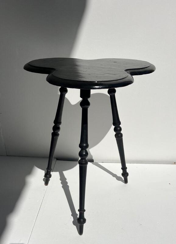 Petite table d’appoint modèle Trèfle Napoléon III