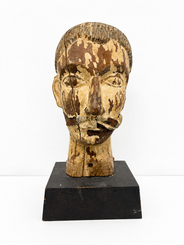 Tête sculptée en bois . Polychrome / 